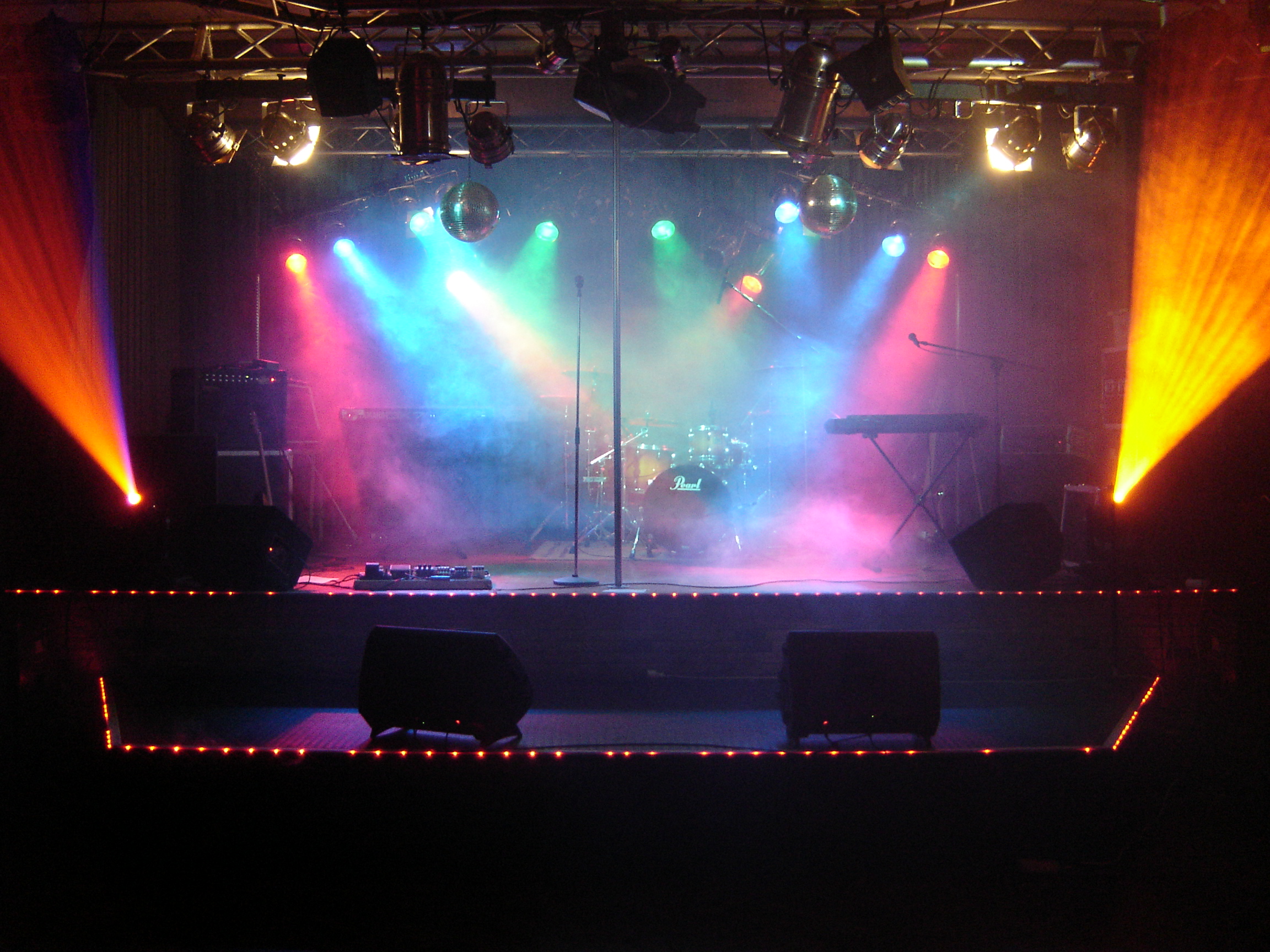Lichtanlage / Bühnenbeleuchtung / Lichteffekte / LED Scheinwerfer / Moving Lights - Scheinwerfer ...