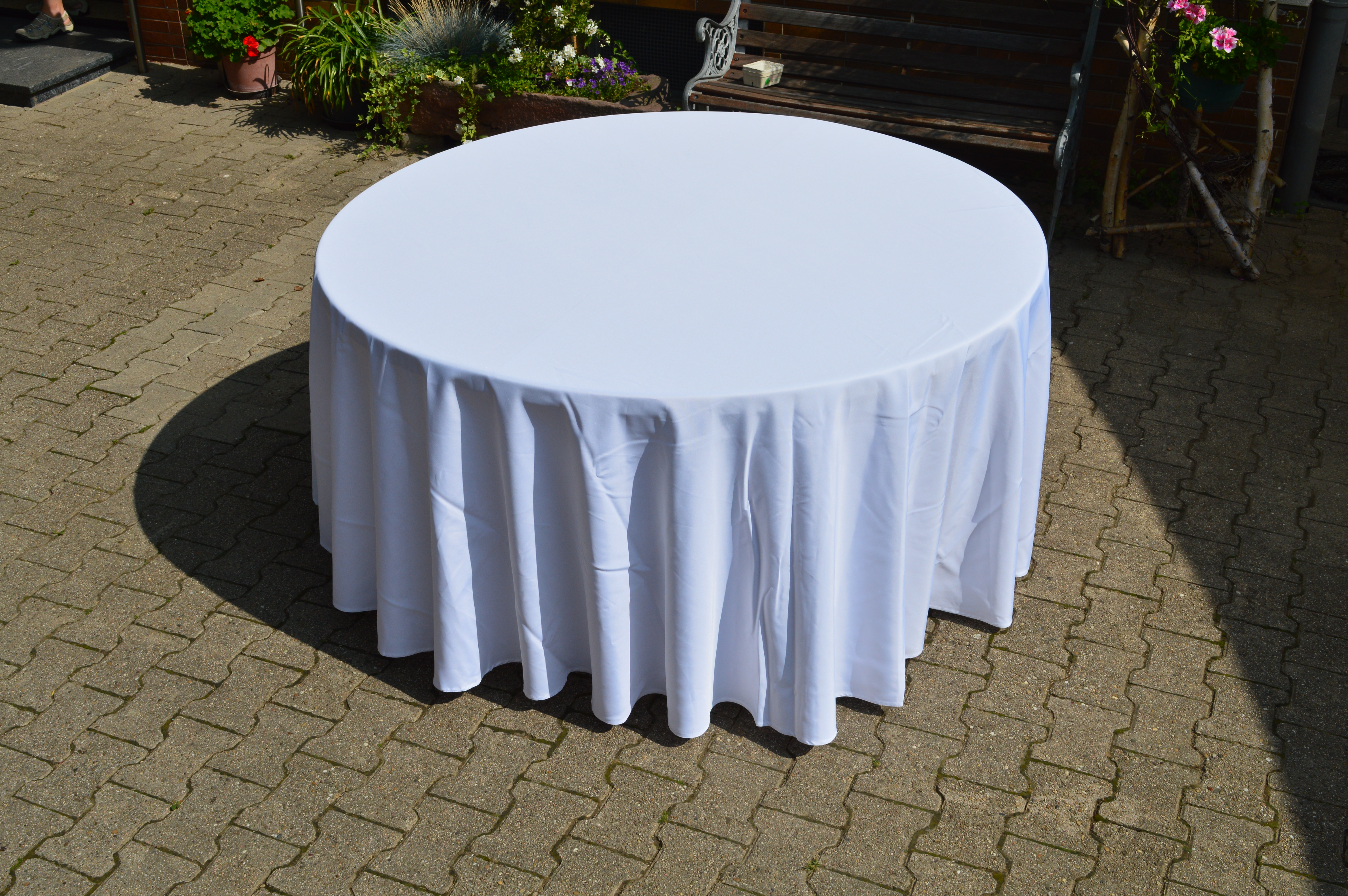 Tische, Tisch, Rund und Rechteckig, Tische - 5412052906 mieten | Erento.com