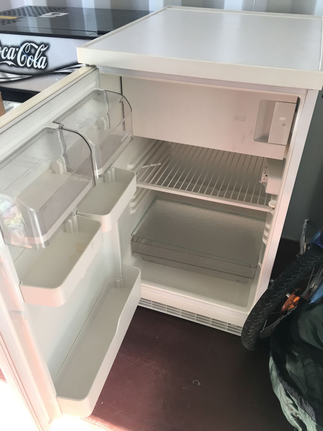 Kühlschrank Siemens Extraklasse mit Gefrierfach, Kühlschränke & Vitrinen -  8453677291 mieten