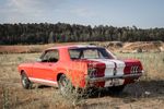 Oldtimer Ford Mustang Coupé in rot-weiß zum selbst fahren