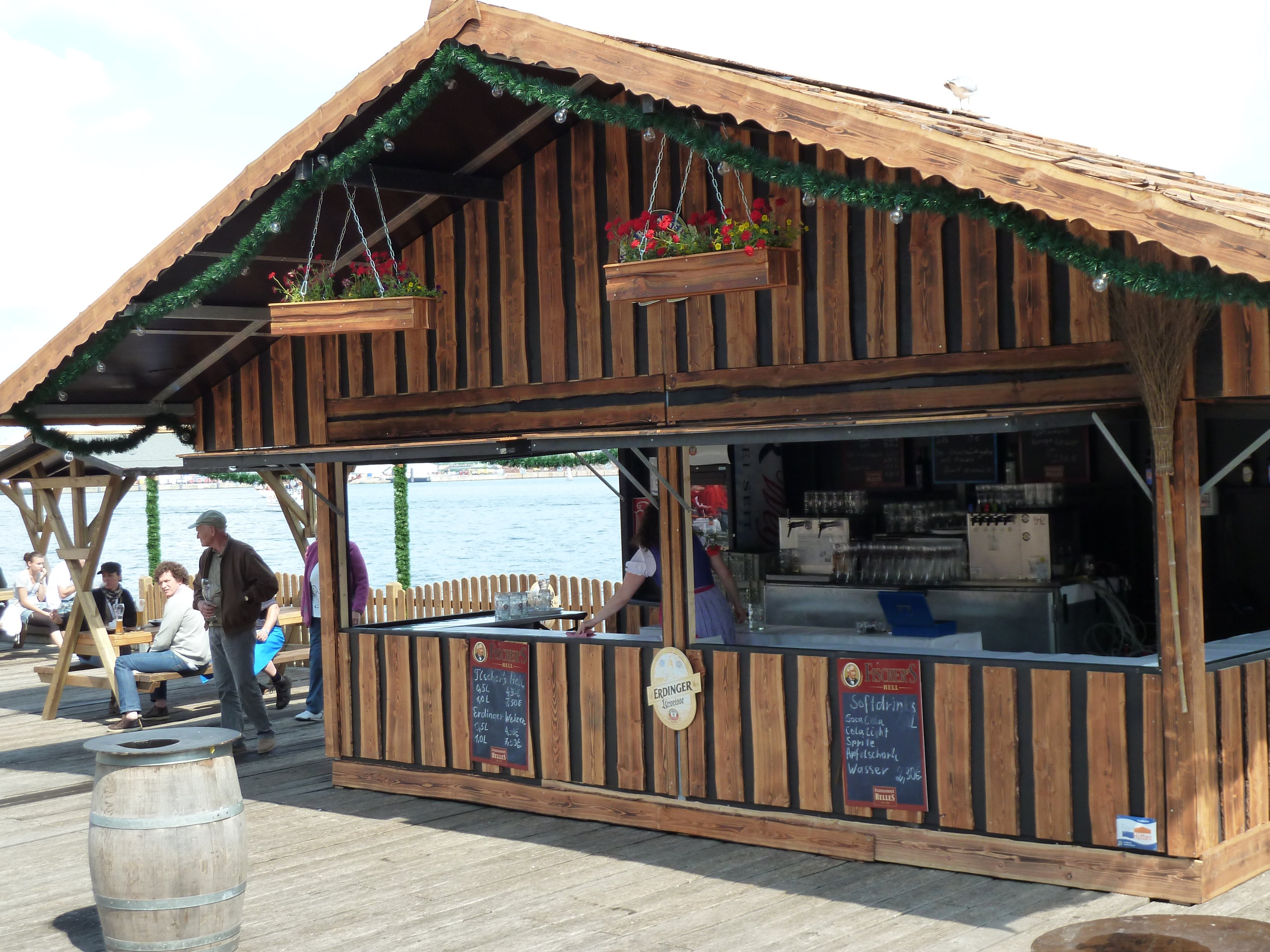 Verkaufshütte für den Weihnachtsmarkt aus Stahl und Holz, Markt