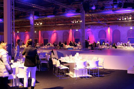 Esstisch, Quadrat, Tische - 3600389787 mieten | Erento.com