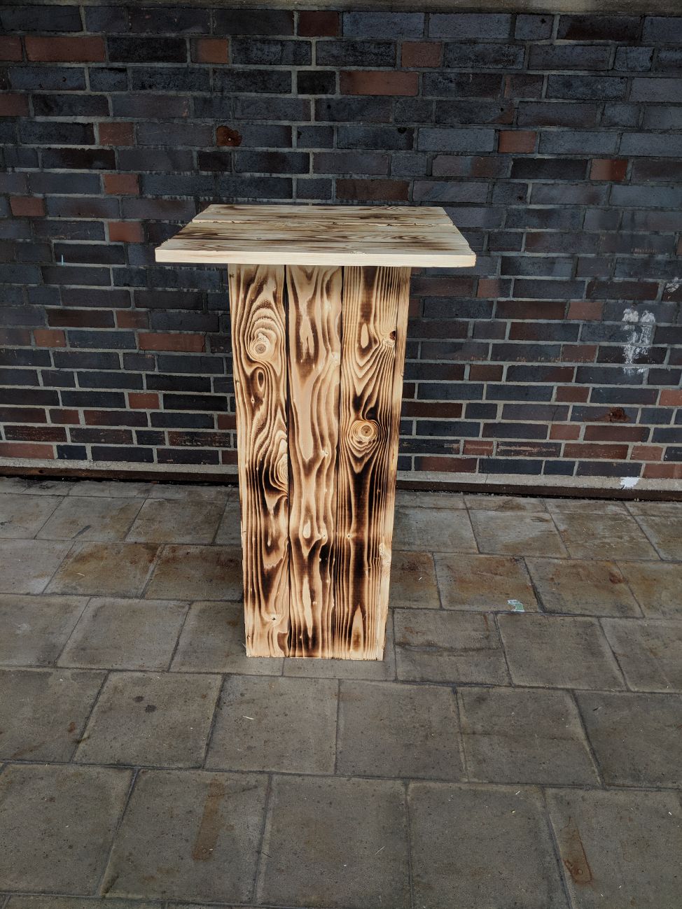 Stehtisch aus Holz, Rustikale Optik aus alten Holzbohlen Stehtisch aus Holz, Rustikale Optik aus alten Holzbohlen