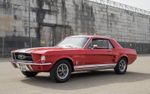 Oldtimer Ford Mustang Coupé in rot-weiß zum selbst fahren