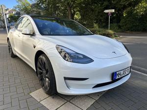 Tesla Model 3 Performance 2022 513 PS 129 Eur pro Tag Enhanced Autopilot 0 - 100 Km/h in 3,3 Sek
