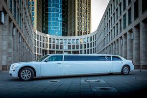 Chrysler 300C Stretchlimousine in WEISS mit rotem Teppich
