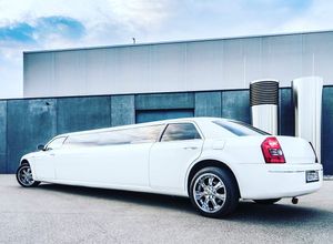 Luxuriöse, schneeweiße Hochzeitslimousine / Stretchlimousine / Stretchlimo