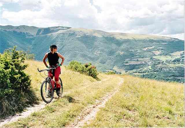 mountainbiker-pausiert-in-italienischer-landschaft