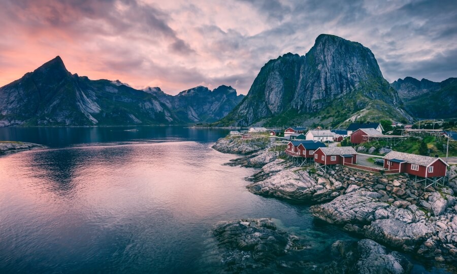 Norwegischer Fjord vor Sonnenuntergang