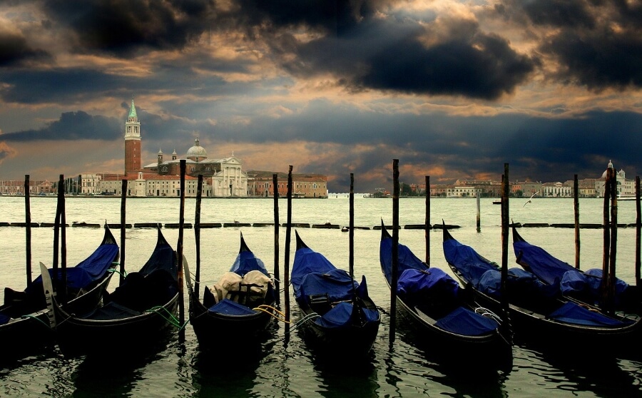 Italienische Gondeln vor Venedig