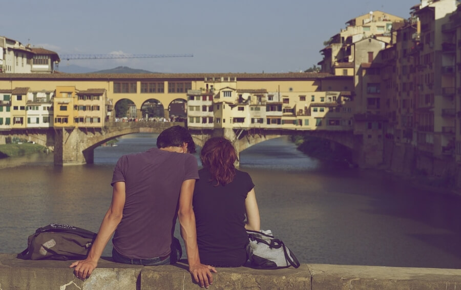 Paar auf Brückenmauer vor er Kulisse Venedigs