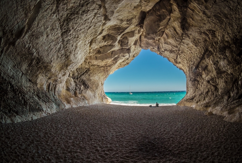 Blick aus Höhle aufs Mittelmeer