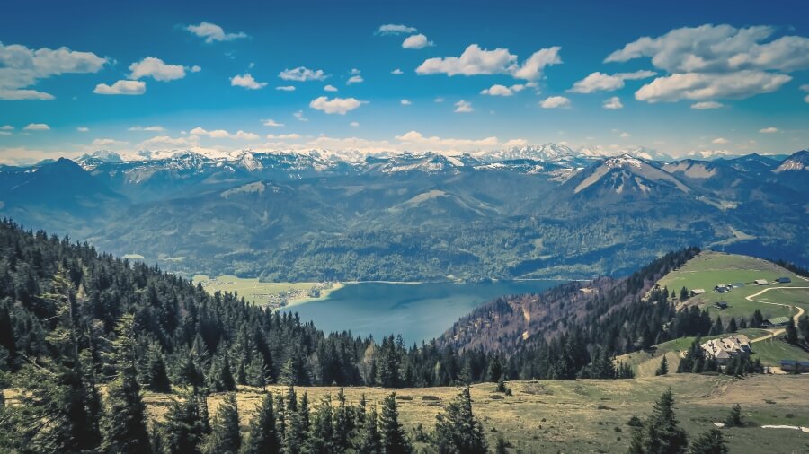 Panoramablick auf Alpen und See in Österreich