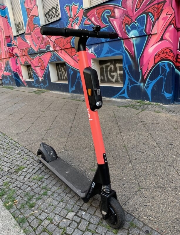 E-Scooter Voi in Kreuzberg vor Graffitti Hauswand