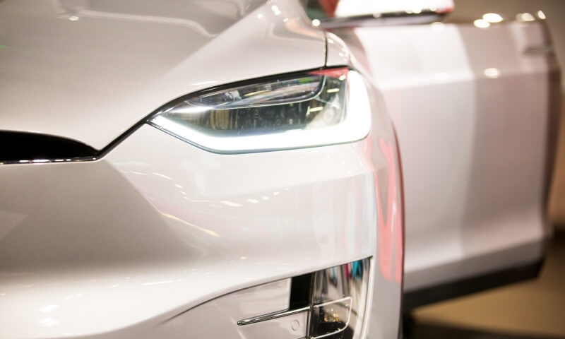 Weißer Tesla Model S in Nahaufnahme