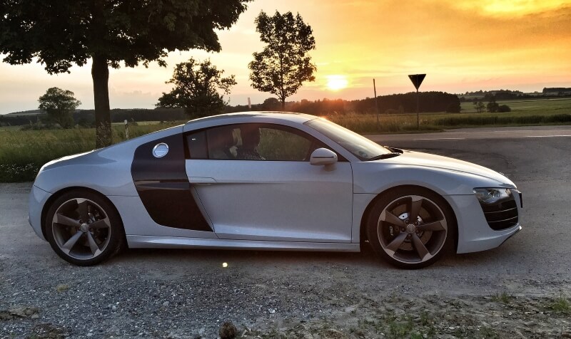 Audi Sportwagen vor Sonnenuntergang