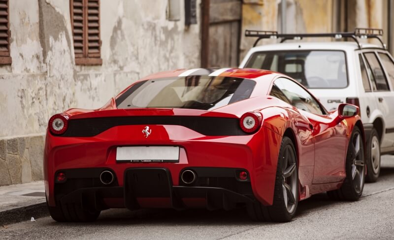 Roter Ferrari von hinten parkend