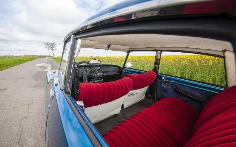 Blauer Citroen DS Oldtimer von innen mit roten Sitzbezügen
