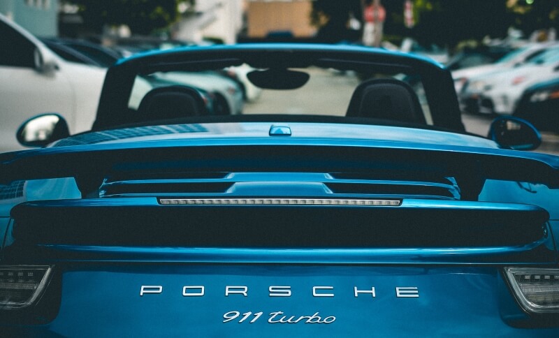 Blauer Porsche 911 Turbo Cabrio von hinten