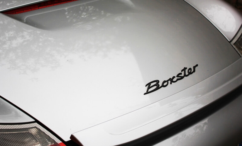 Weißes Porsche Boxster Heck