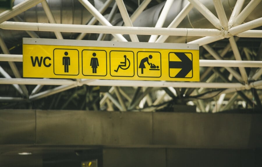 Toilettensymbole auf gelbem Schild