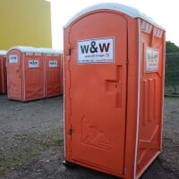 Orangene Toilettenkabine auf Hof