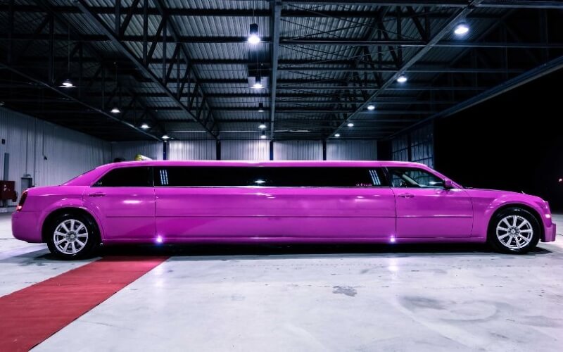 Chrysler Stretchlimousine in Pink von der Seite aufgenommen