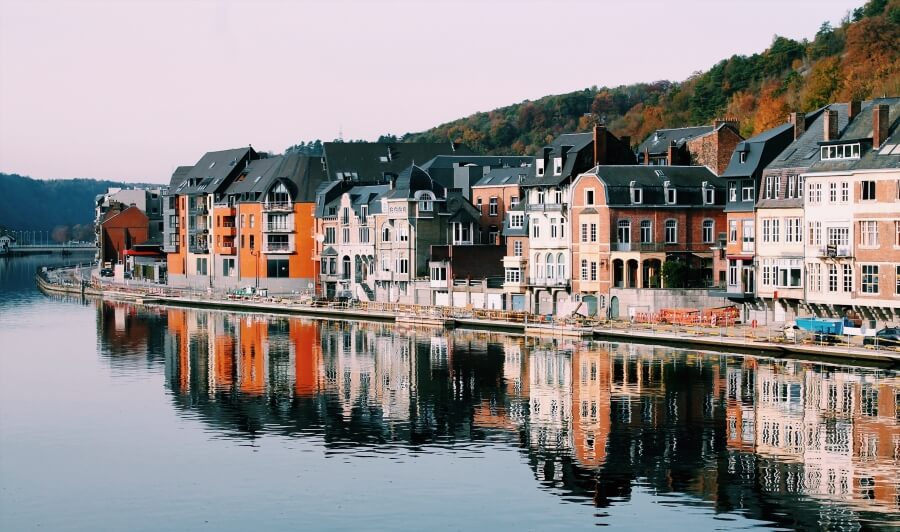 Wohnhäuser an Wasserfront in Belgien