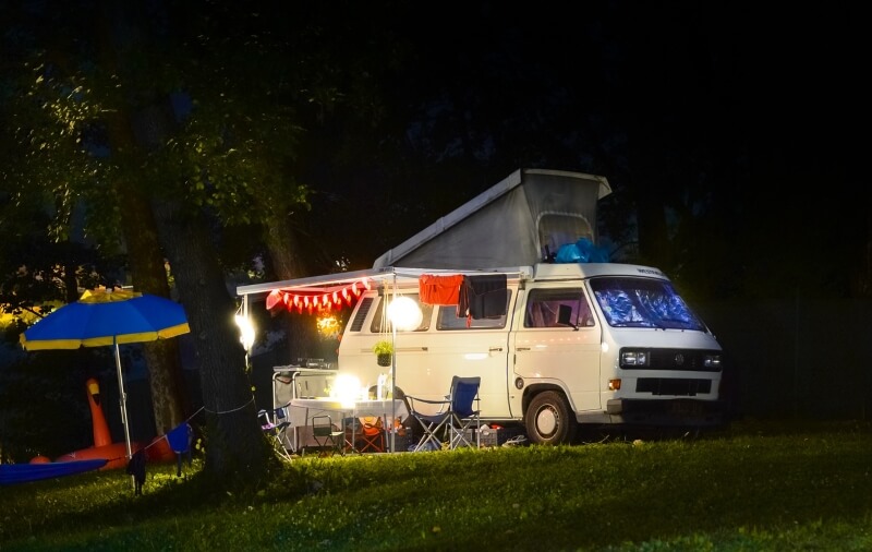 Weißer VW Camper mit Aufstelldach bei Nacht