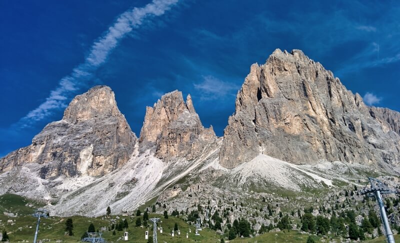 Blick auf die Drei Zinnen in den Dolomiten bei blauem Himmel