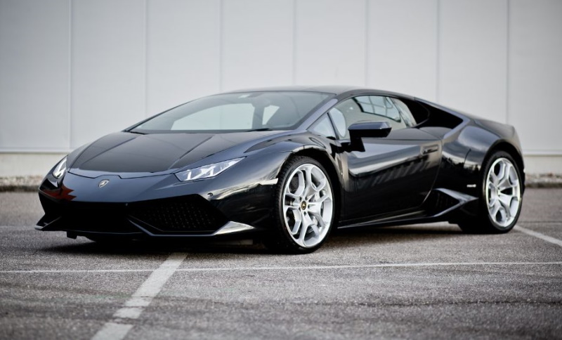 Lamborghini in schwarz von der Seite