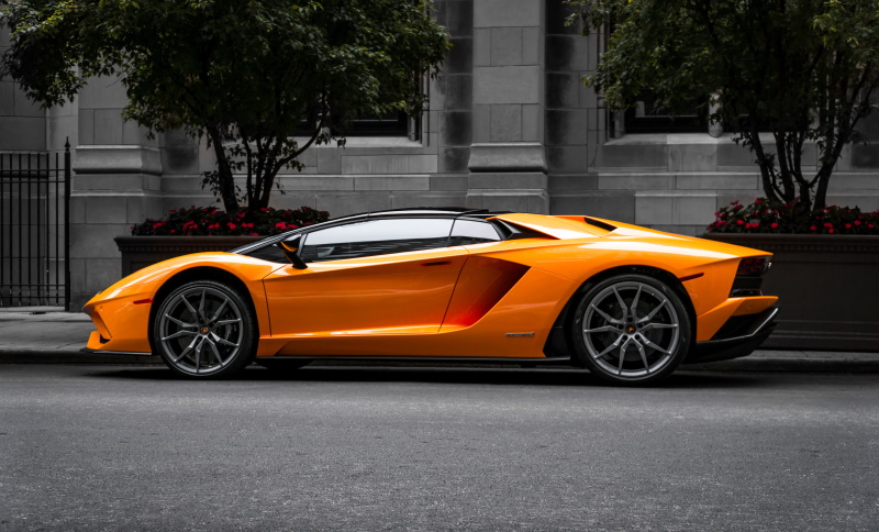 Oranger Lamborghini Aventador von der Seite
