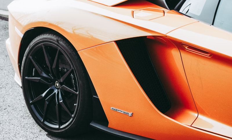 Oranger Lamborghini Aventador Ausschnitt hinten