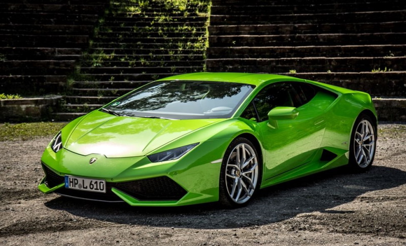 Grüner Lamborghini Huracan seitlich