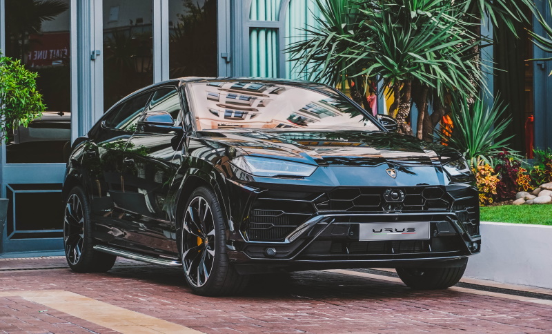 Schwarzer Lamborghini Urus von vorne