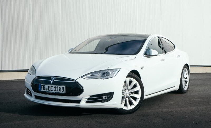 Tesla Auto in weiß von vorne
