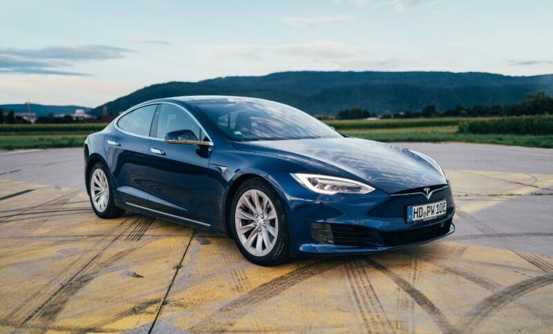 Tesla Model S in dunkelblau von vorne