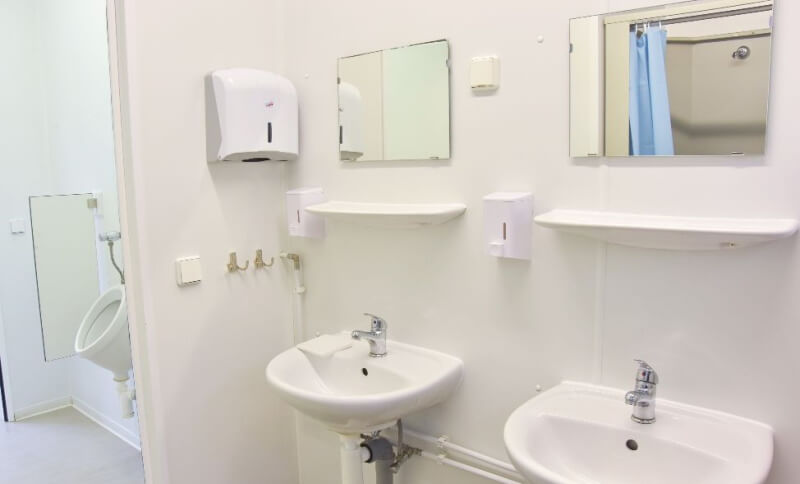 Waschbecken und Spiegel im Duschcontainer