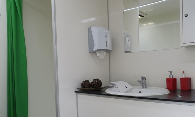 Innenbereich mit Dusche und Waschbecken im Mobil Mini Bad
