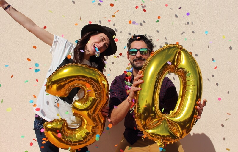 Fotobox Aufnahme mit goldenen Luftballons zum dreißigsten Geburtstag