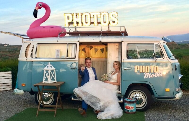Hochzeitspaar mit blauem VW Bulli als Fotobus