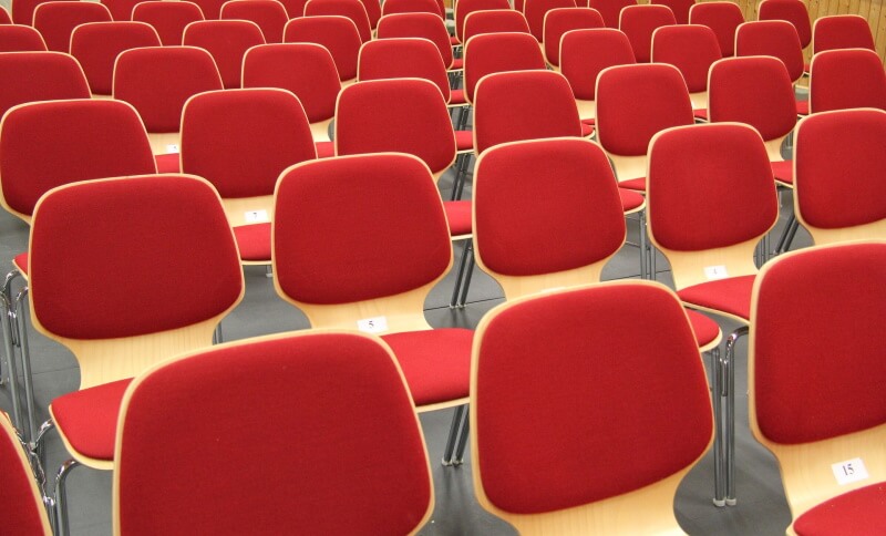 Rot gepolsterte Konferenzstühle
