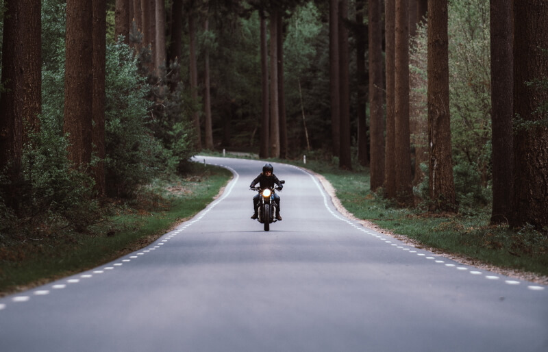 Motorradfahrer auf Landstraße im Schwarzwald