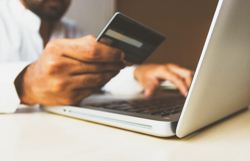 Online Bestellung mit Notebook und Kreditkarte