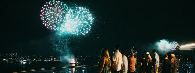 Partygäste schauen Feuerwerk