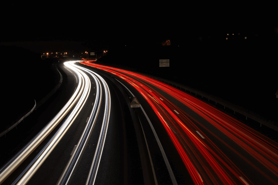 Autobahn bei Nacht langzeitbelichtet