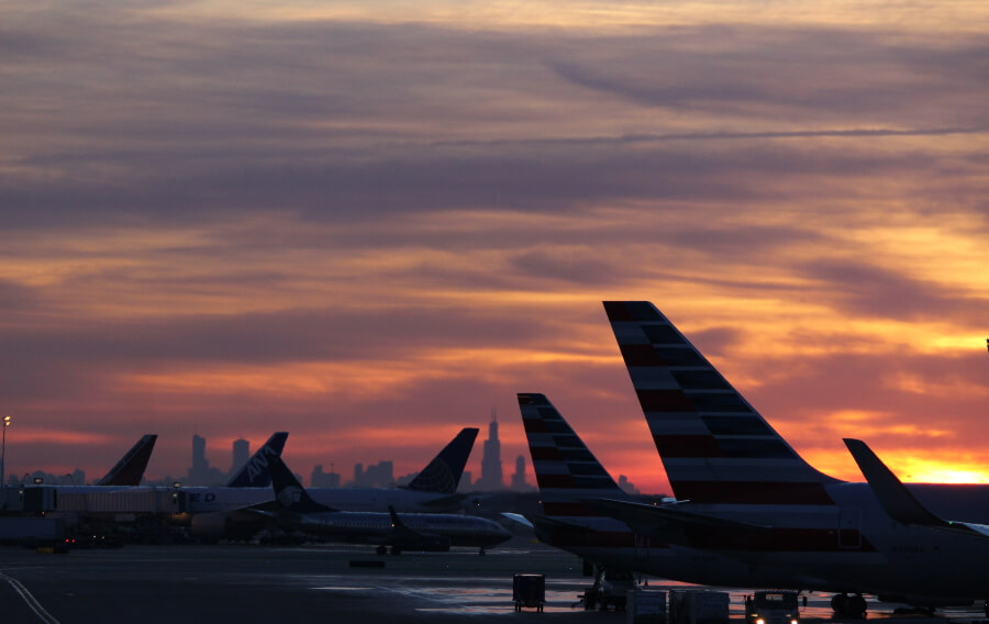 Flugzeuge auf Rollfeld im Sonnenuntergang