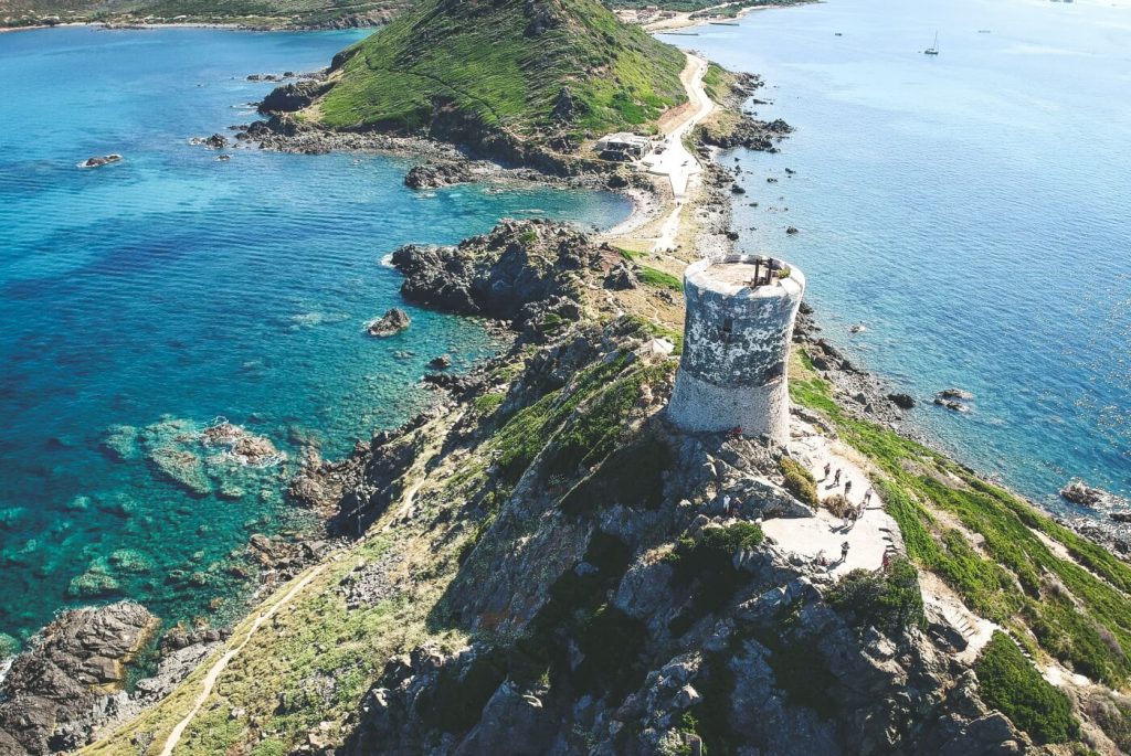 Turmruine auf Korsika an der Küste