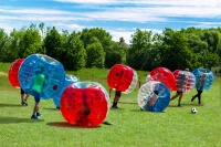 Bubble Soccer auf Wiese - Blau gegen Rot