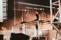 DJ auf Bühne mit Traversen und professioneller Bühnentechnik